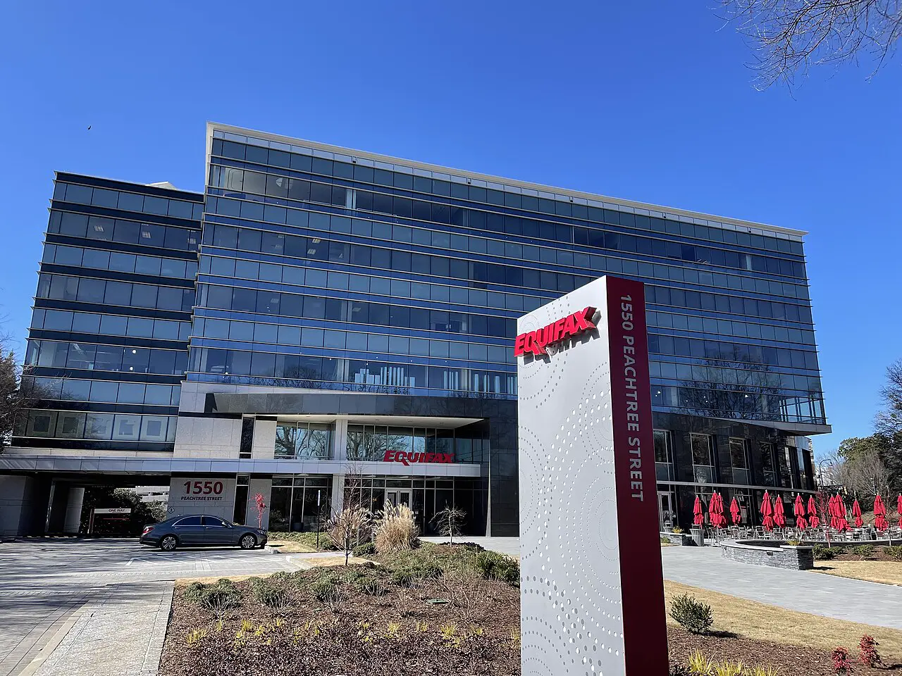 Glasfassade der Equifax-Zentrale mit Firmenschild