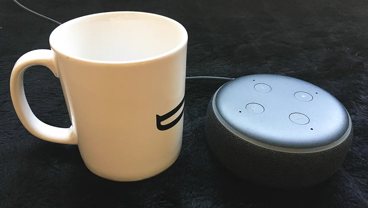 Amazon Echo Dot neben einer Kaffeetasse