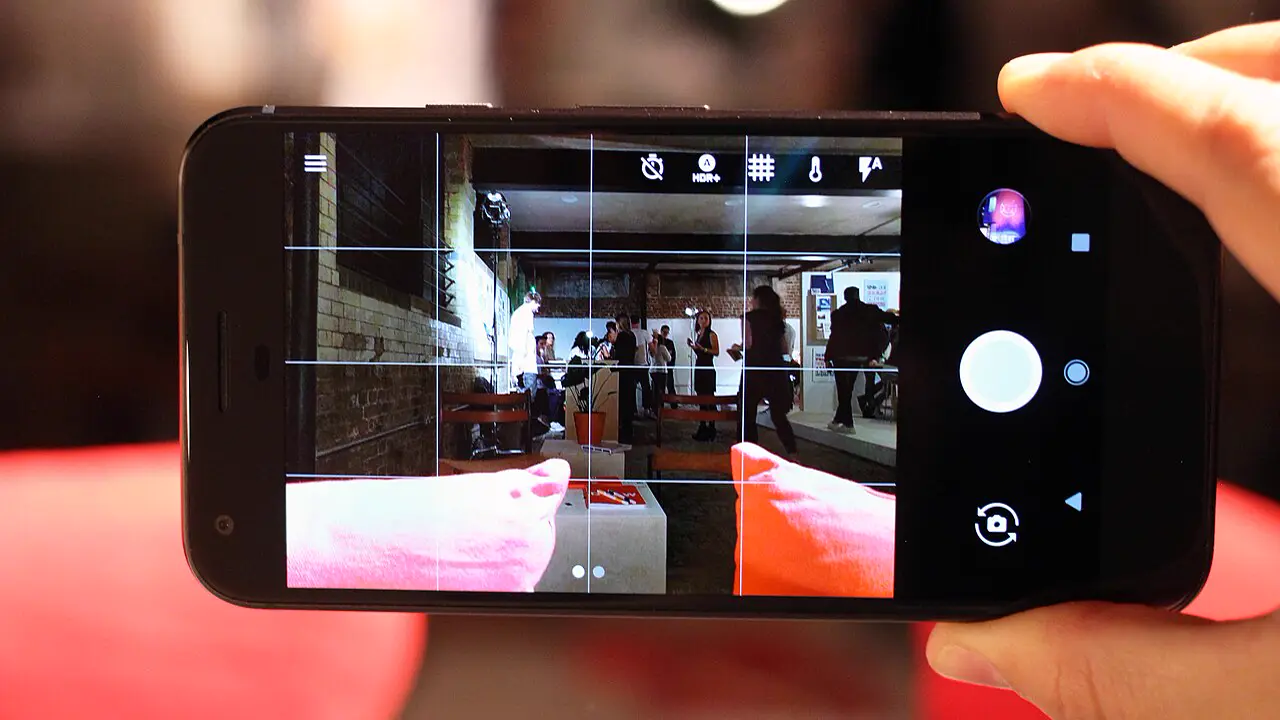 Google Pixel XL in der Hand, Kamera-App geöffnet