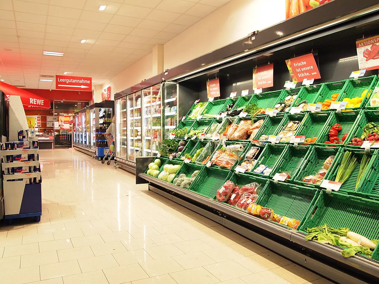 Gemüseregal in einem Rewe-Markt