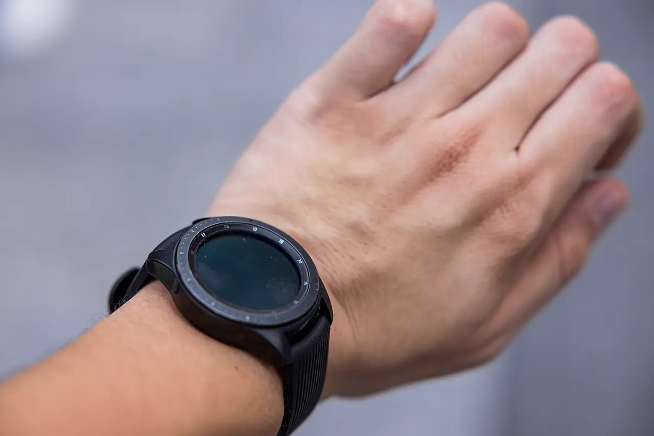 Samsung Galaxy Watch am Handgelenk