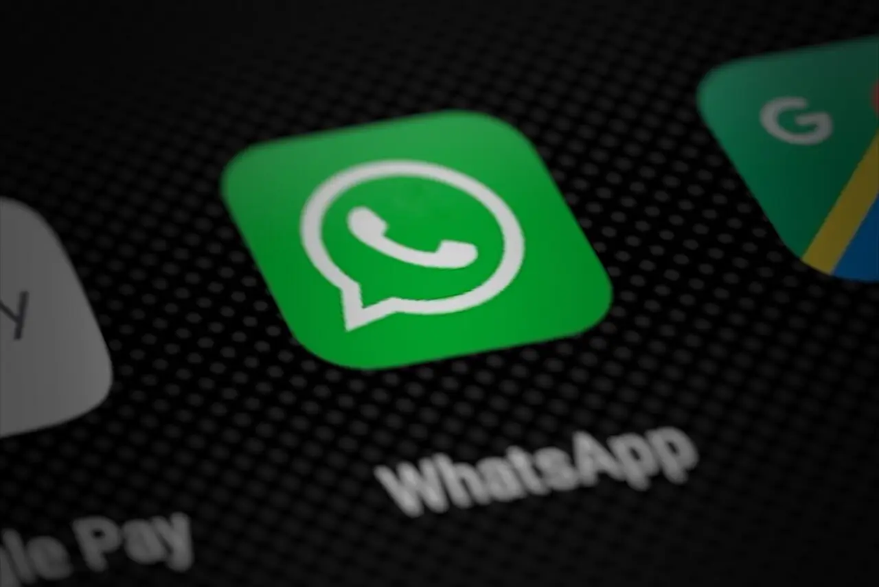 WhatsApp-Symbol auf einem Smartphone-Bildschirm