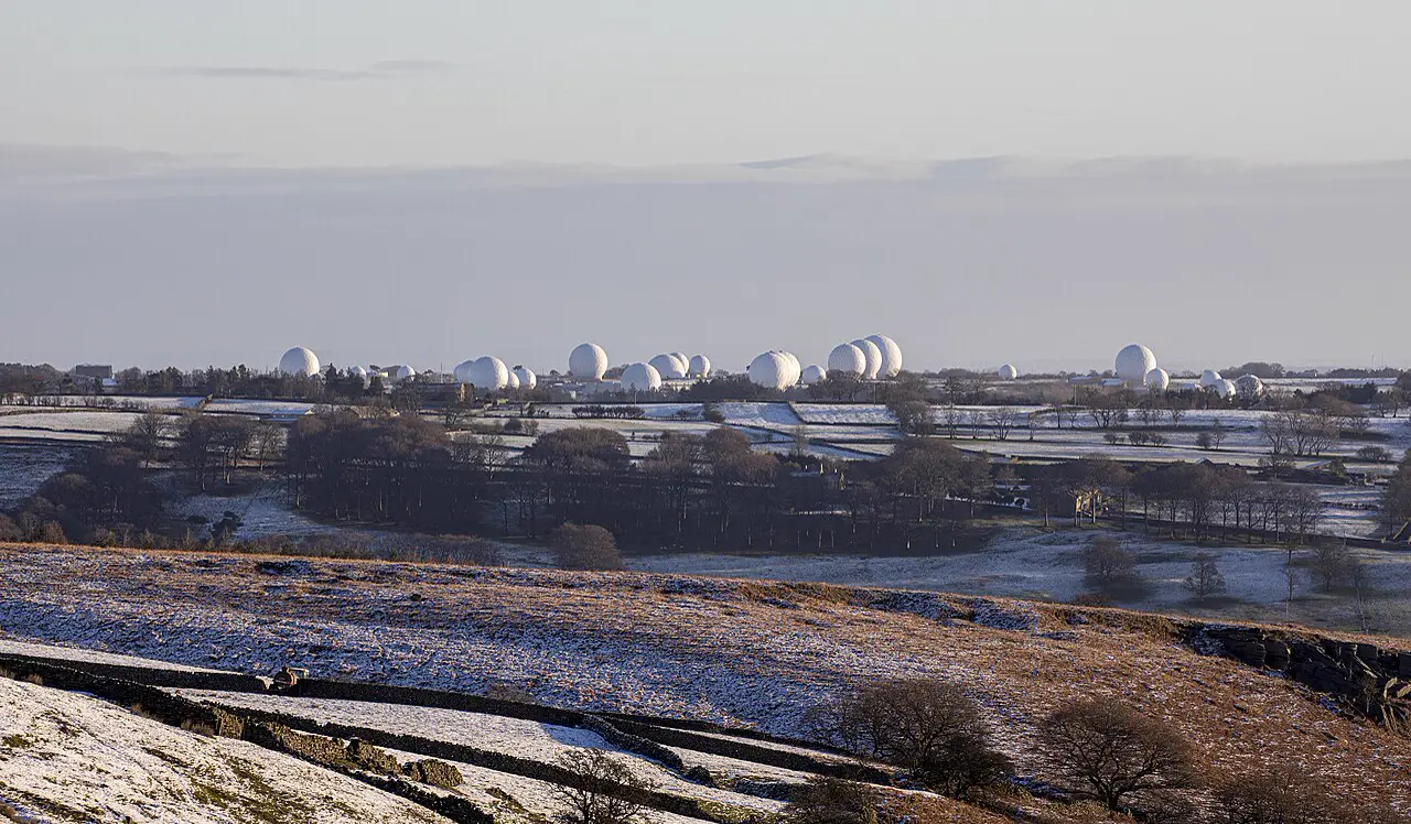 Weiße Radome der Station Menwith Hill in einer Hügellandschaft