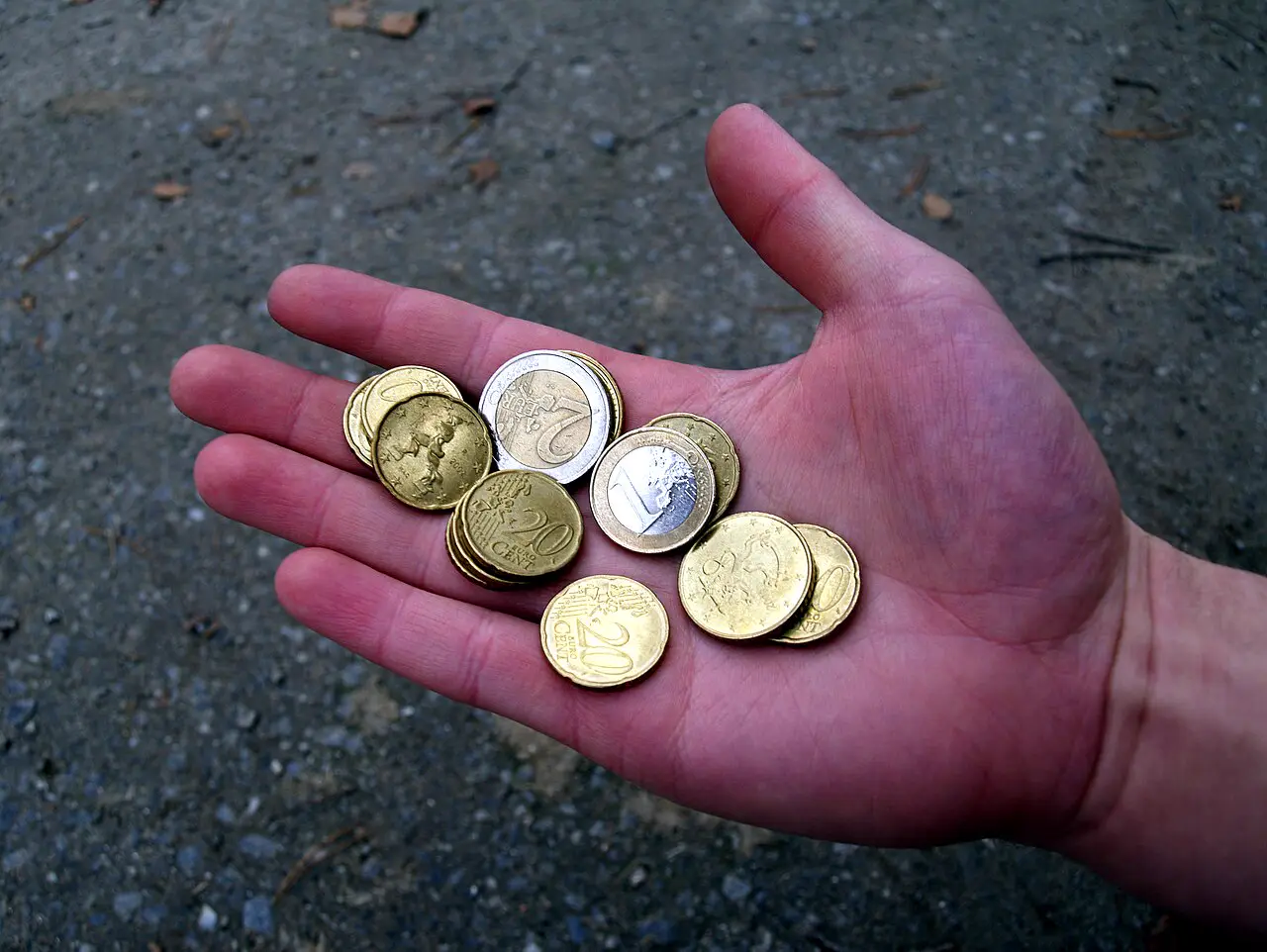 Euro-Münzen in einer offenen Hand