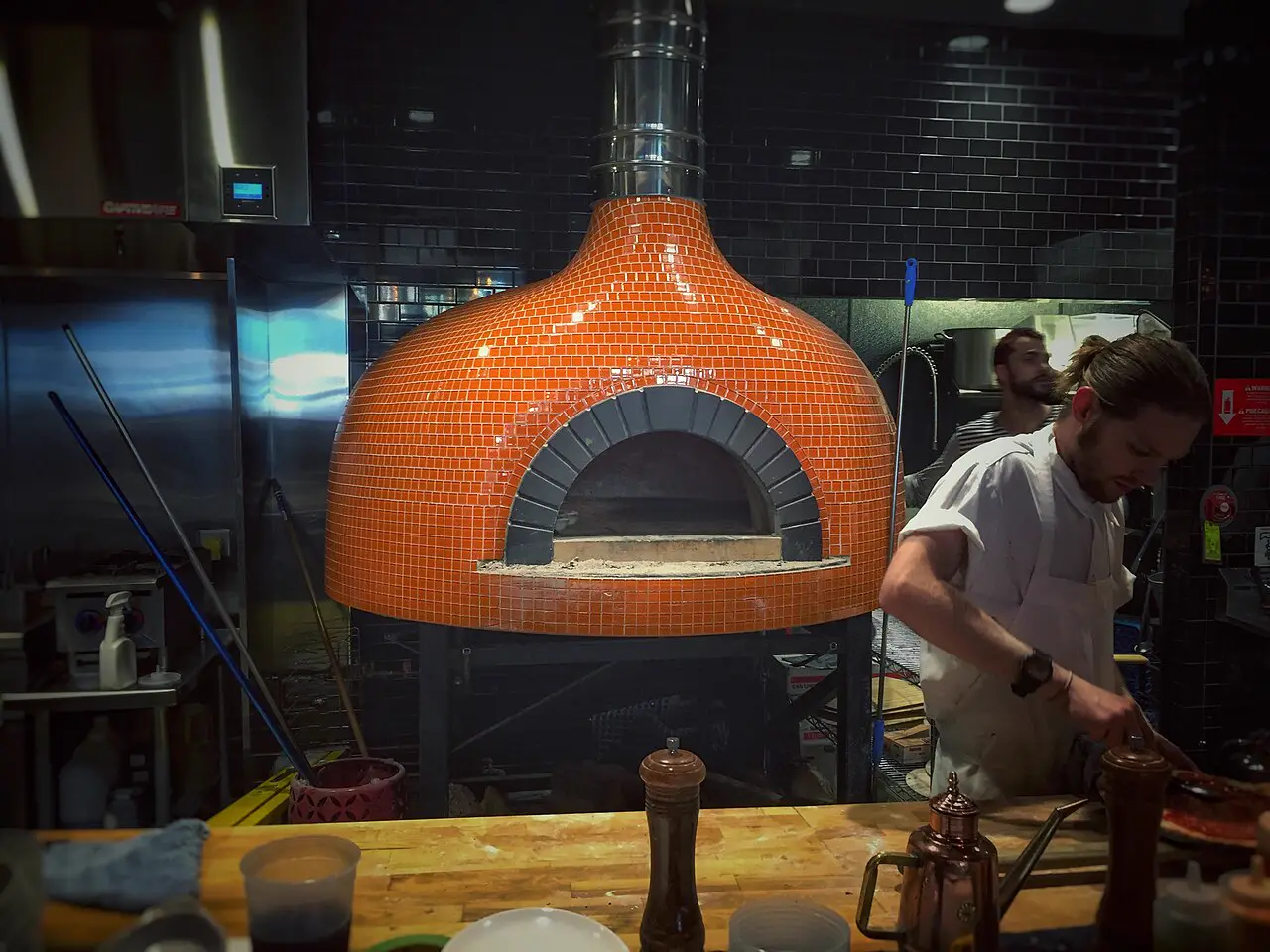 Gekachelter Pizzaofen in einer Restaurantküche