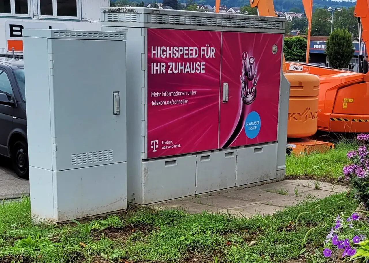 Kabelverzweiger der Telekom am Straßenrand