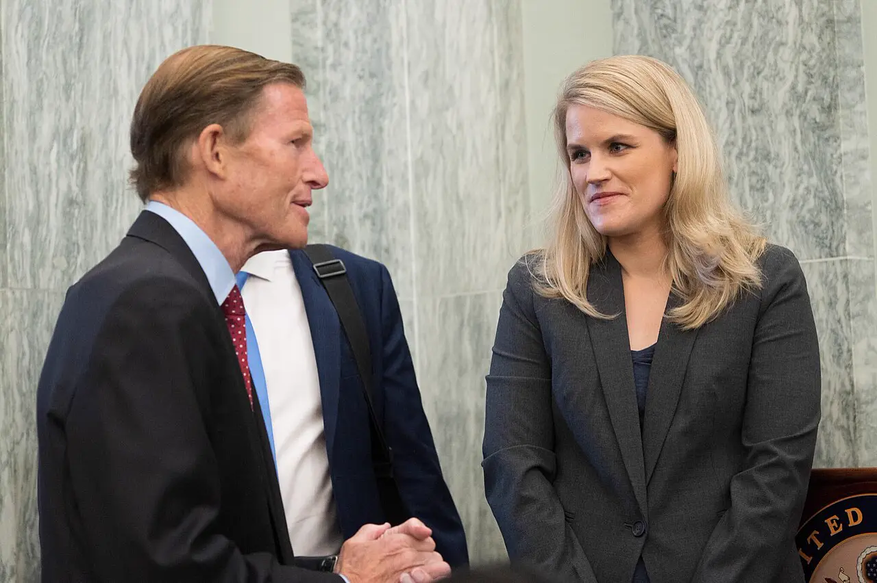 Frances Haugen im Gespräch mit Senator Richard Blumenthal
