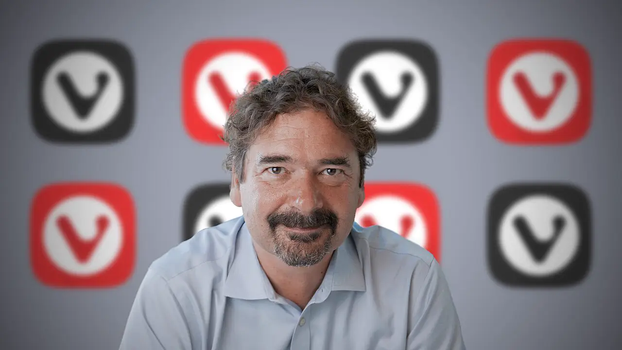 Jon von Tetzchner in front of Vivaldi logos