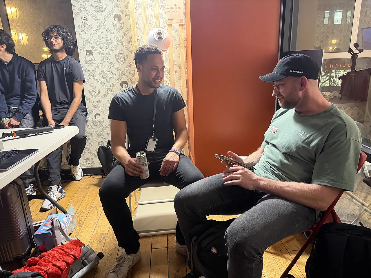Peter Steinberger und Tomas Taylor sitzen hinter der Bühne