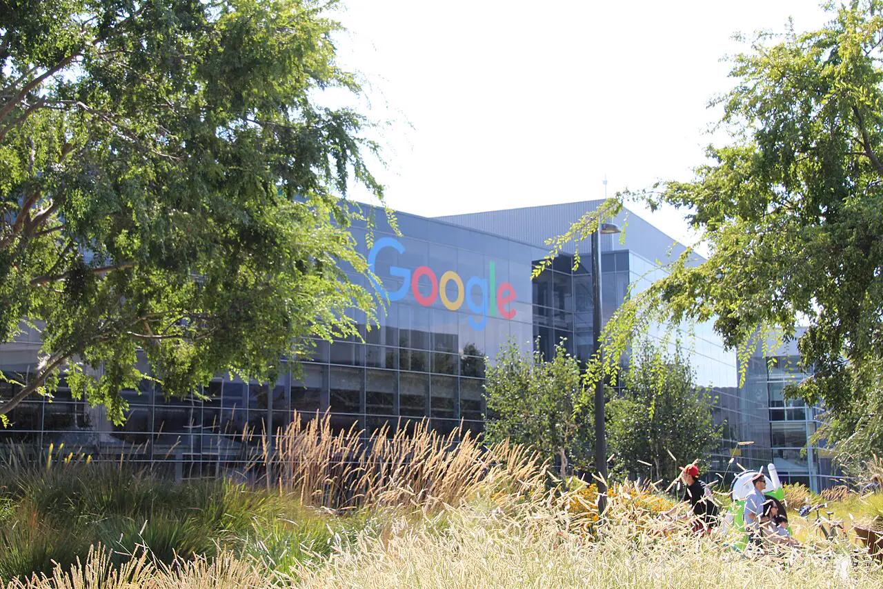 Gebäude des Googleplex hinter Bäumen