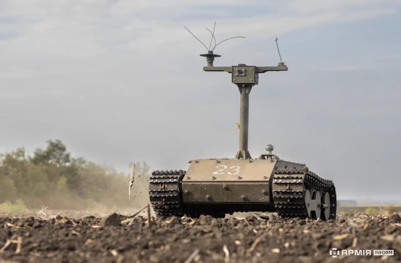Unbemannter Kettenroboter Vepr auf einem Acker