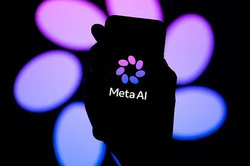 Smartphone mit geöffnetem Meta-AI-Logo vor violett-blauen Lichtern