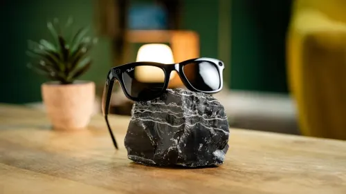 Schwarze Ray-Ban Meta Smart Glasses auf einem Stein in einem Wohnraum