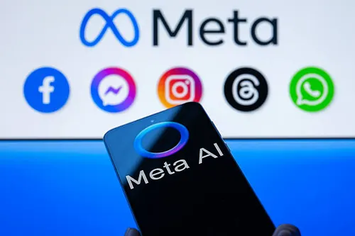 Meta AI auf einem Smartphone vor den Logos von Meta-Diensten
