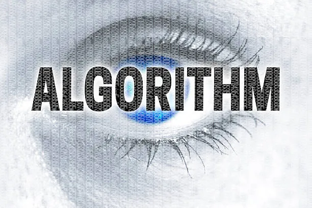 Nahaufnahme eines Auges hinter dem Wort Algorithm
