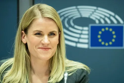 Frances Haugen vor dem Logo des Europäischen Parlaments