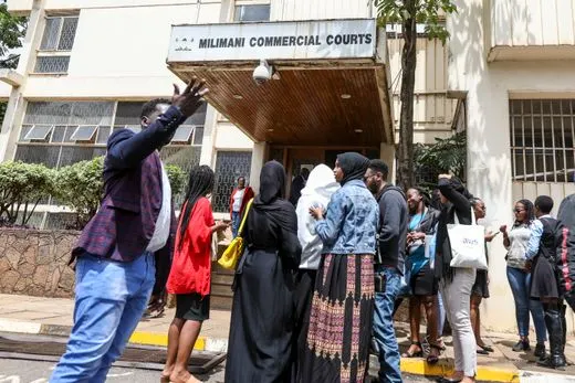 Menschen vor dem Milimani Commercial Court in Nairobi
