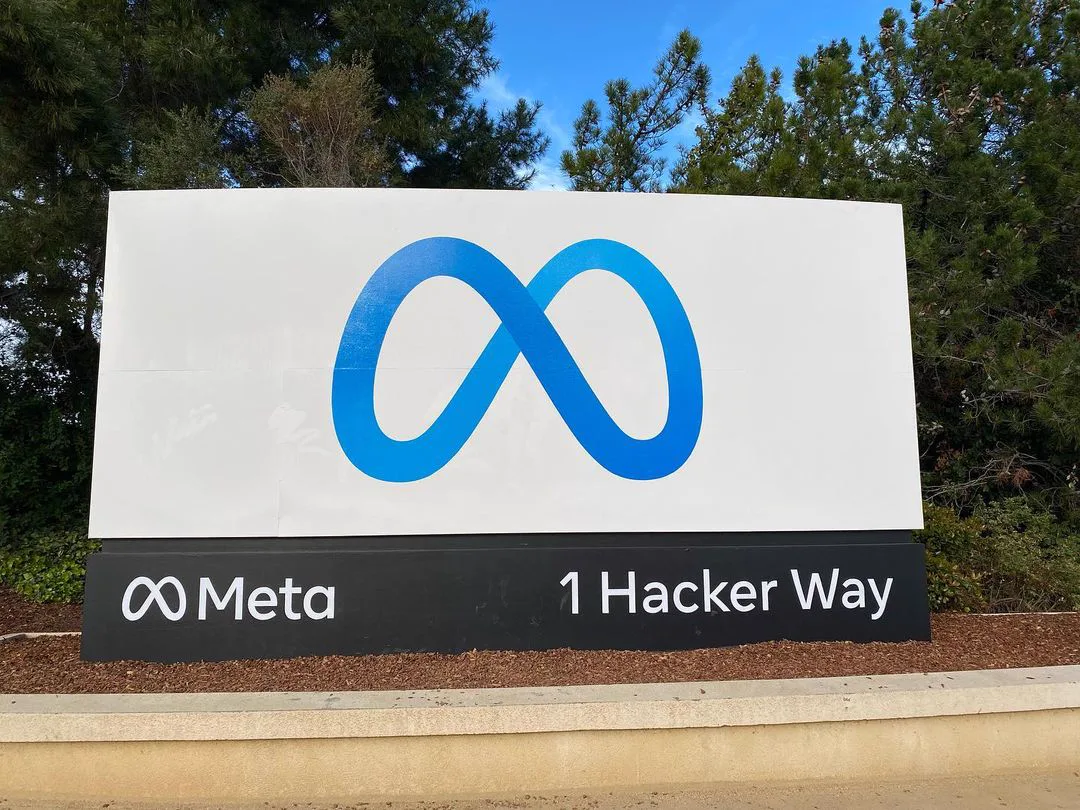 Meta-Schild am Hauptquartier in Menlo Park
