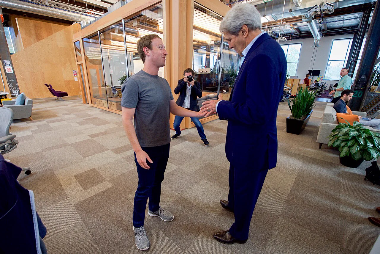 Mark Zuckerberg empfängt den damaligen US-Außenminister John Kerry