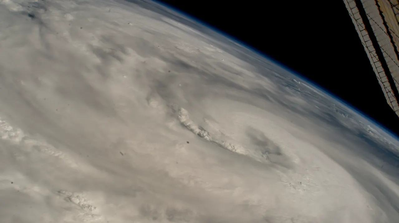 Das ausgedehnte Wolkenfeld von Hurrikan Helene über dem Golf von Mexiko, fotografiert von der Internationalen Raumstation.